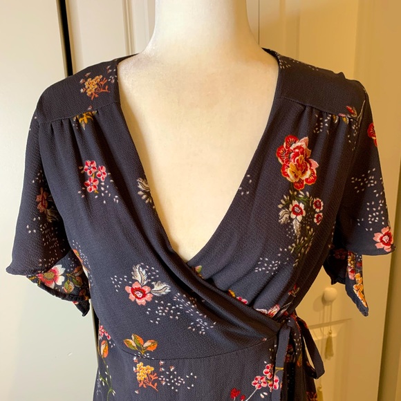 Urban Romantics Grey Floral High-Low Wrap Dress - Picture 3 of 5